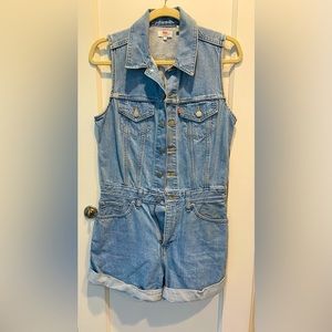 LEVIS one piece, Jean jumpsuit sleeveless and shorts. Size small